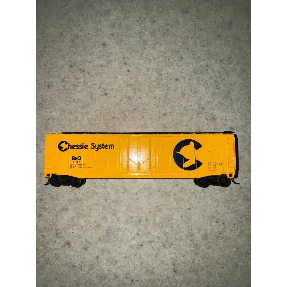 Bachmann 50' Plug-Door Box Car Chessie System 11147-‎ Used N Scale